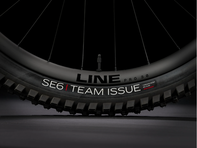 Trek Slash 9.9 XO AXS Gen 6 Full Suspension Mountain Bike 2024 in Argent Drizzle-6